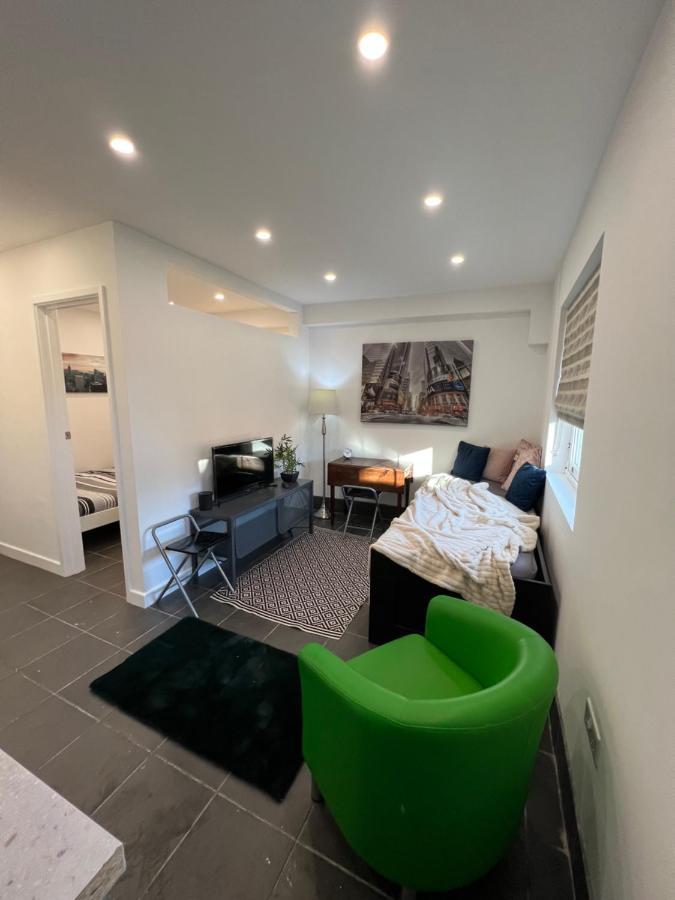 Modern Flat In Central Egham By Windsor Castle, Staines-Upon-Thames And Heathrow Airport Exterior photo